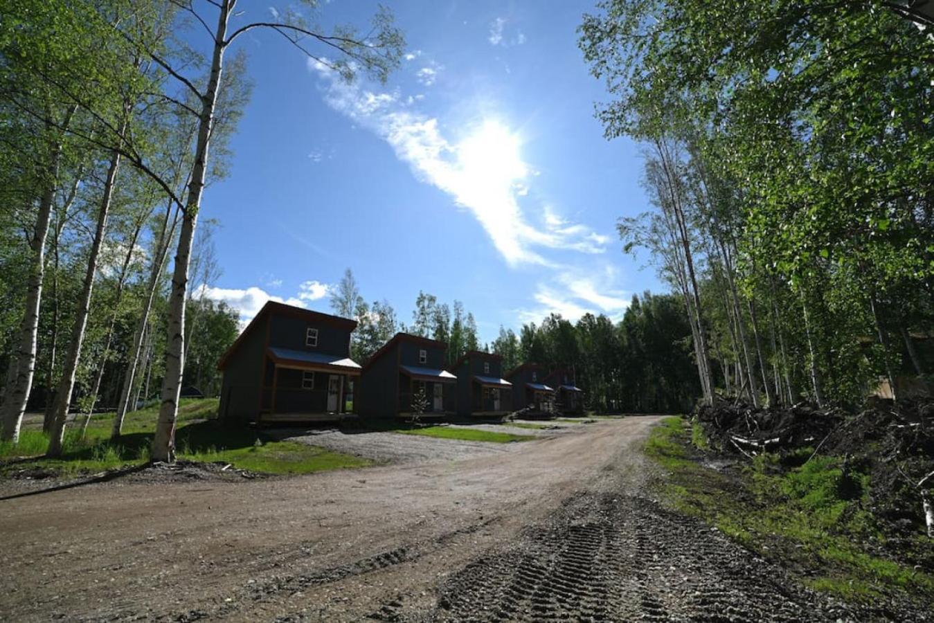 The Lazy Lynx - Frontier Village *